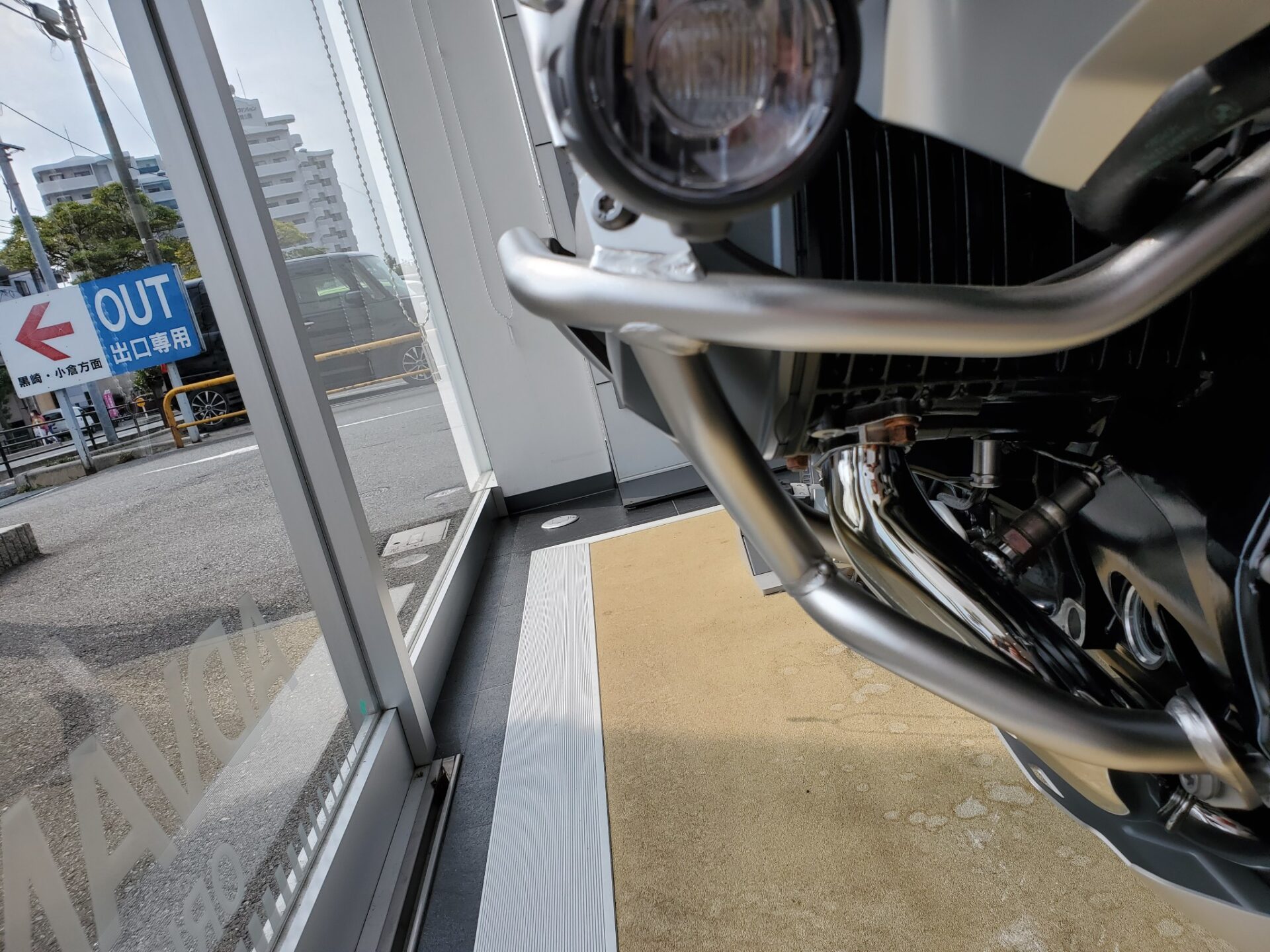 BMWのR1250GS（A）純正のエンジンガードはシリンダーヘッドカバーの傷 ...